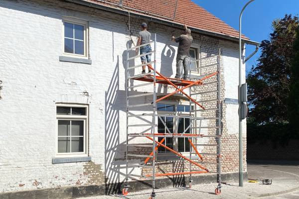 Application d'un enduit protecteur sur façade lors d'un ravalement de maison