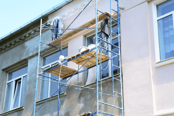 Artisan façadier réalisant le nettoyage et le ravalement de façade d'une maison à Saverdun